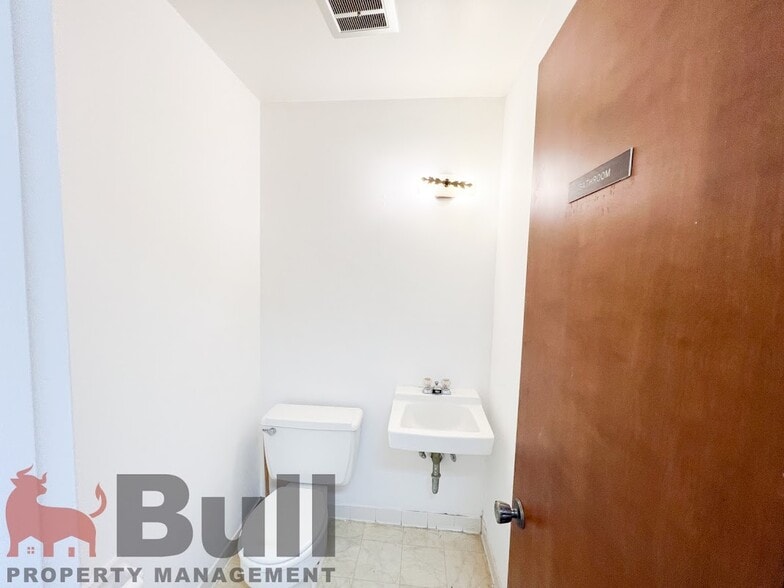 More Photos Of 5401 Alhambra Dr, Orlando Office For Lease