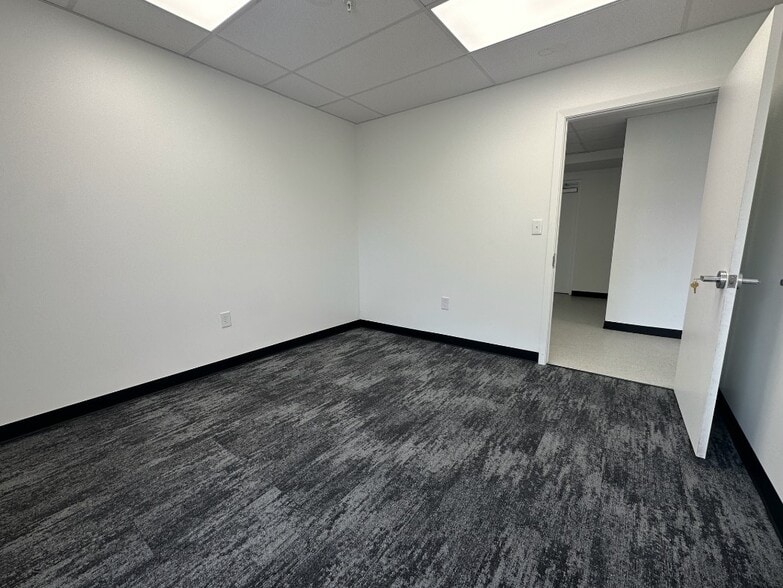 More Photos Of 6015 Murphy St, Houston Warehouse For Sale