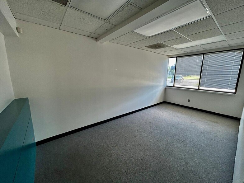 More Photos Of 22001-22027 Kelly Rd, Eastpointe Office For Lease