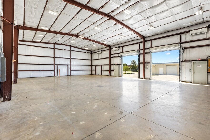 More Photos Of 1818 Greenleaf Ln, Leesburg Warehouse For Lease