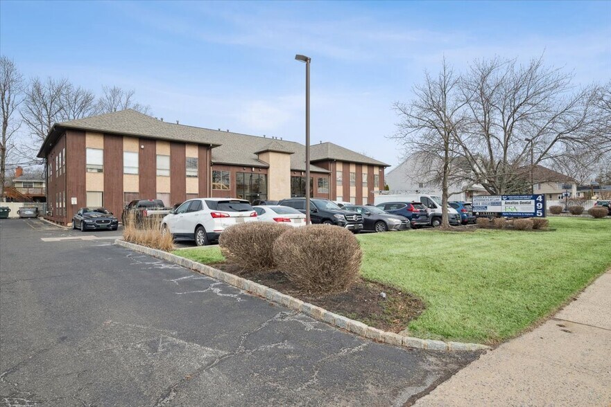 Primary Photo Of 495 Union Ave, Middlesex Medical For Sale
