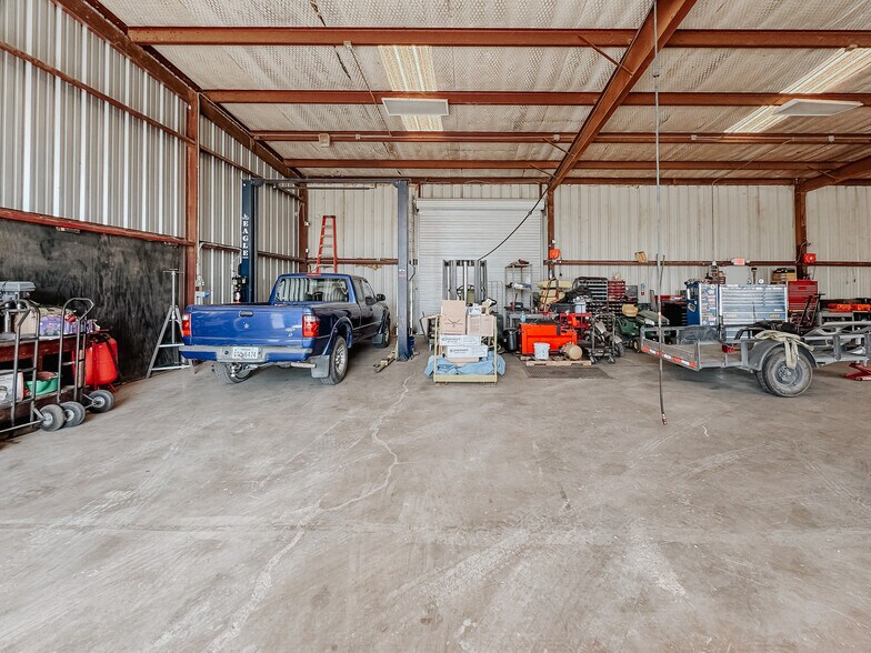 More Photos Of 5305 N Interstate Highway 45, Ennis Manufacturing For Sale