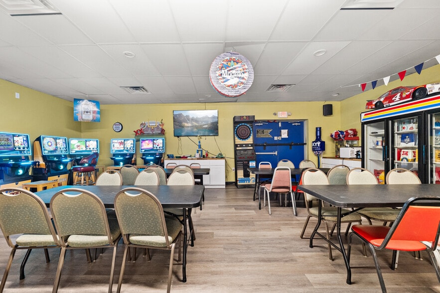 More Photos Of 2541 W Southcross Blvd, San Antonio General Retail For Lease