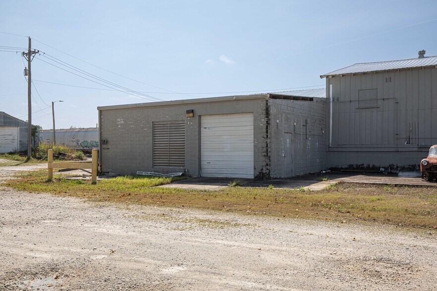 More Photos Of 200 N River St, Carthage Manufacturing For Lease