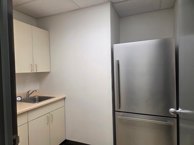 More Photos Of 500 W Cummings Park, Woburn Office For Lease