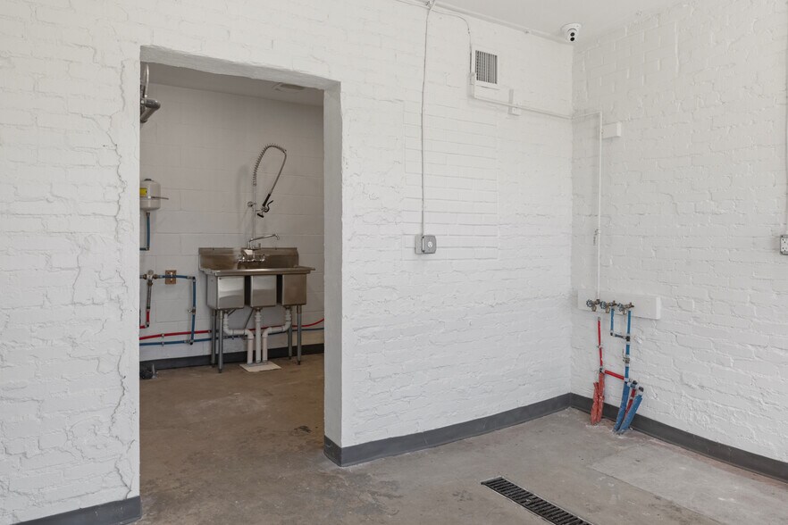 More Photos Of 120 N Western Ave, Oklahoma City Freestanding For Lease