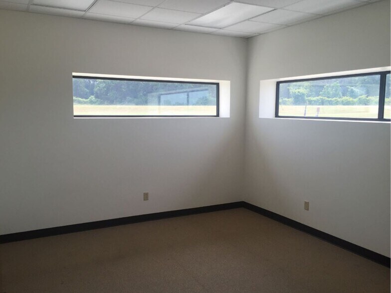 More Photos Of 3492 N US Highway 77, Giddings Warehouse For Lease