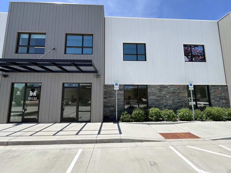More Photos Of 9235 Eastman Park Dr, Windsor Light Manufacturing For Lease