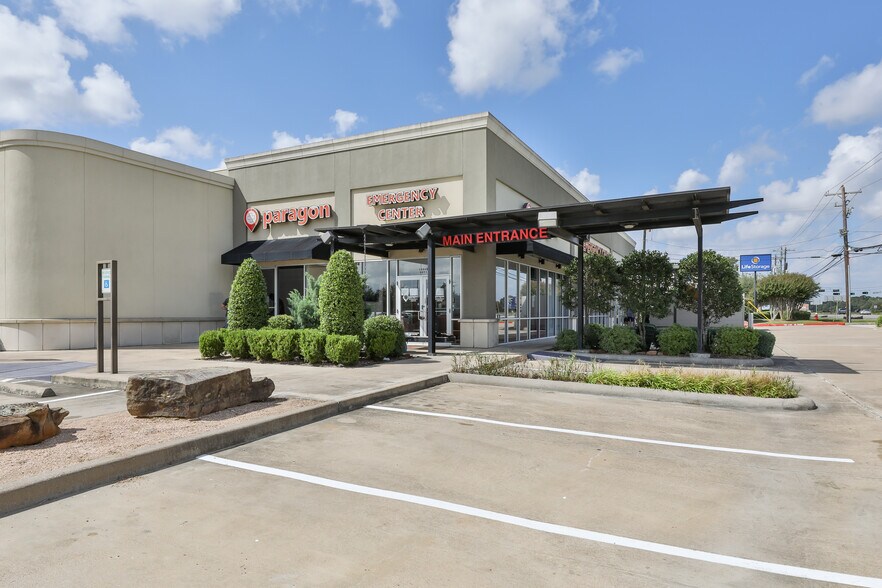 More Photos Of 100-160 W Bay Area Blvd, Webster General Retail For Sale