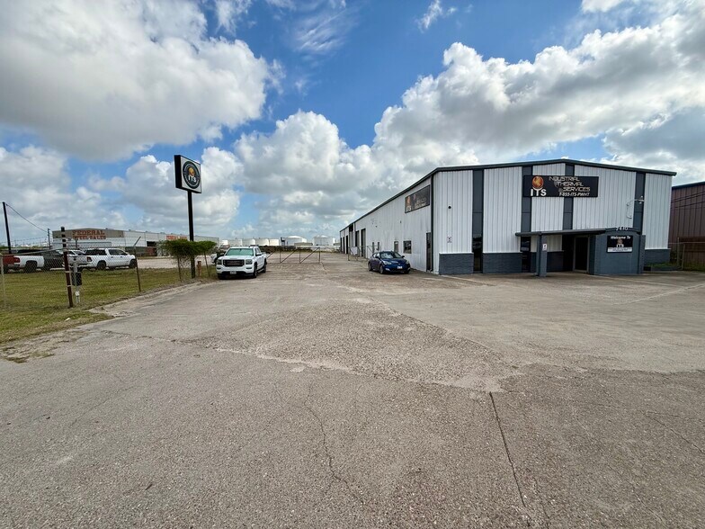 More Photos Of 7410 Leopard St, Corpus Christi Warehouse For Sale