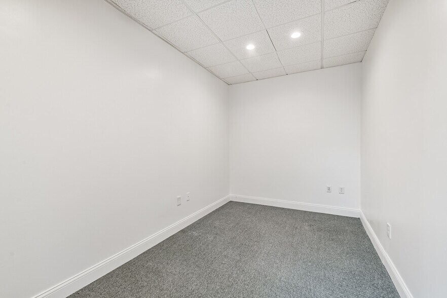 More Photos Of 20550 Townsen Blvd, Humble Office For Sale