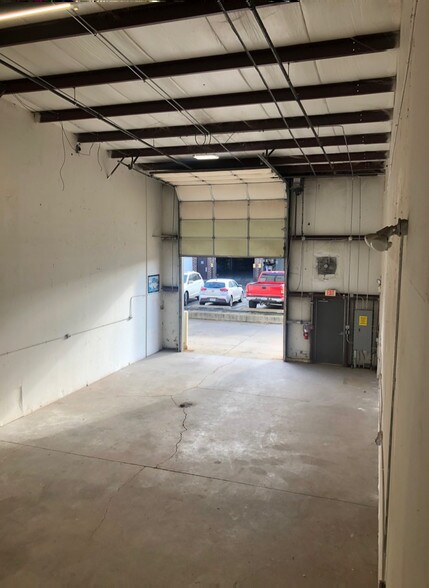 More Photos Of 189 Poplar Pl, North Aurora Warehouse For Lease