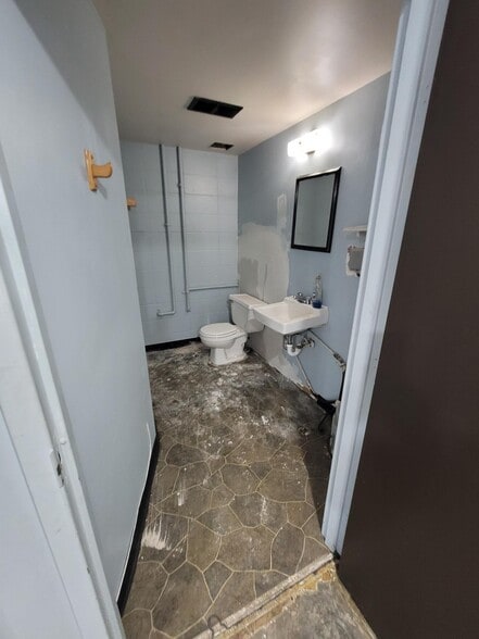 More Photos Of 11413 Hickman Mills Dr, Kansas City Industrial For Lease