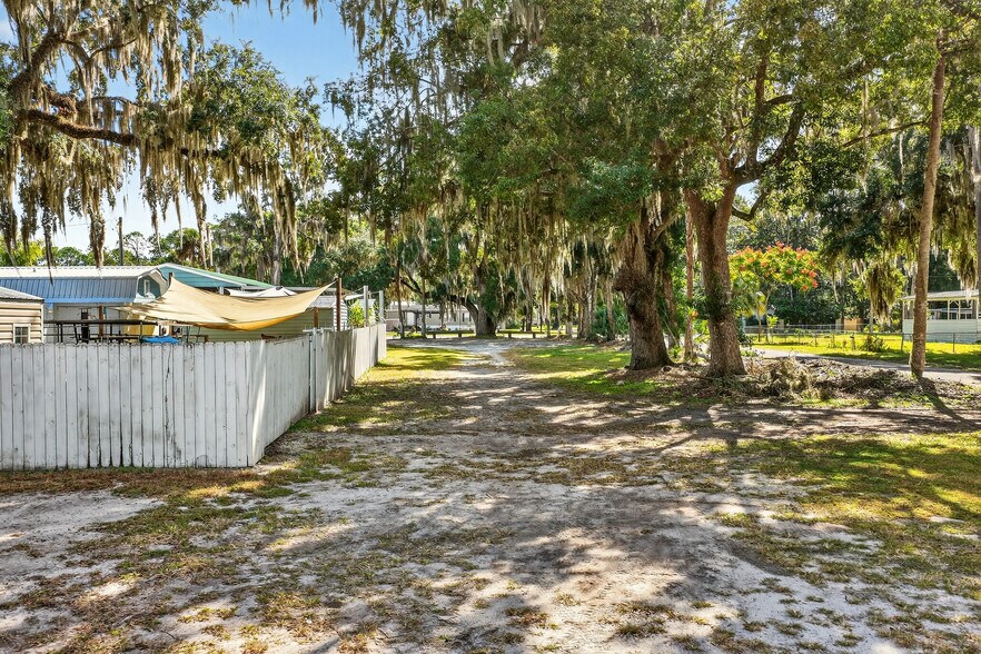 More Photos Of 765 3rd Ave, Welaka Restaurant For Sale