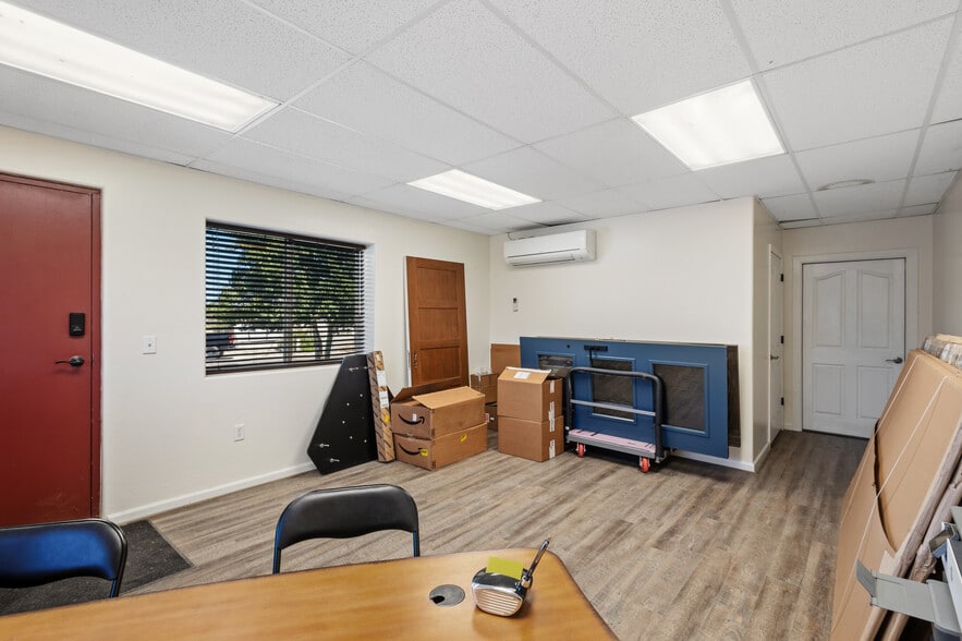 More Photos Of 320 Denny Ct, Montrose Self Storage For Sale