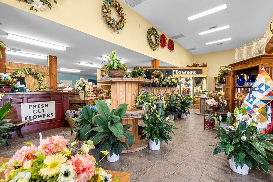 More Photos Of 1072 SE Lakeview Dr, Sebring Warehouse For Sale
