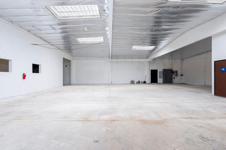 More Photos Of 2703 Southwest Dr, Los Angeles Warehouse For Lease
