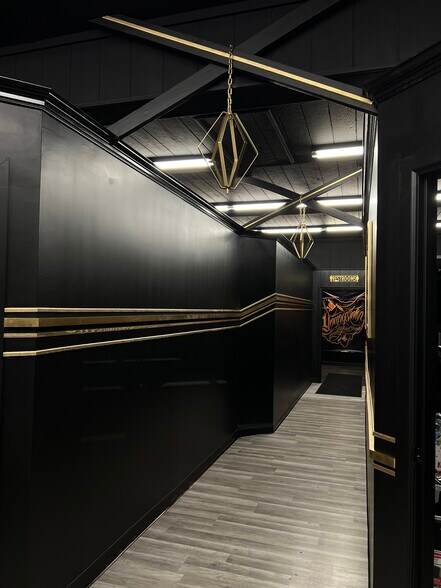 More Photos Of 6487 Mahoning Ave, Youngstown Storefront Retail Office For Lease