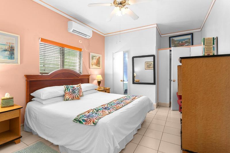 More Photos Of 40 George St, Nassau Hotel For Sale