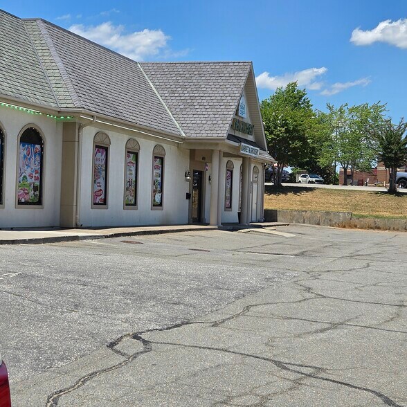 More Photos Of 692 Jonestown Rd, Winston-Salem Unknown For Lease