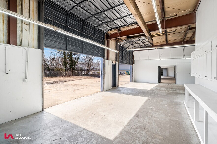 More Photos Of 5755 Old Dixie Hwy, Forest Park Manufacturing For Lease