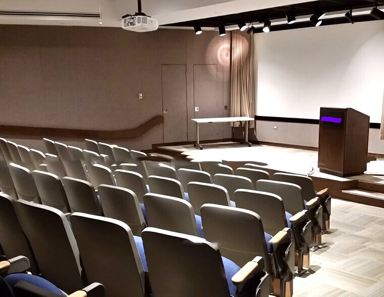 More Photos Of 32650 N Wilson Rd, Round Lake Flex For Lease