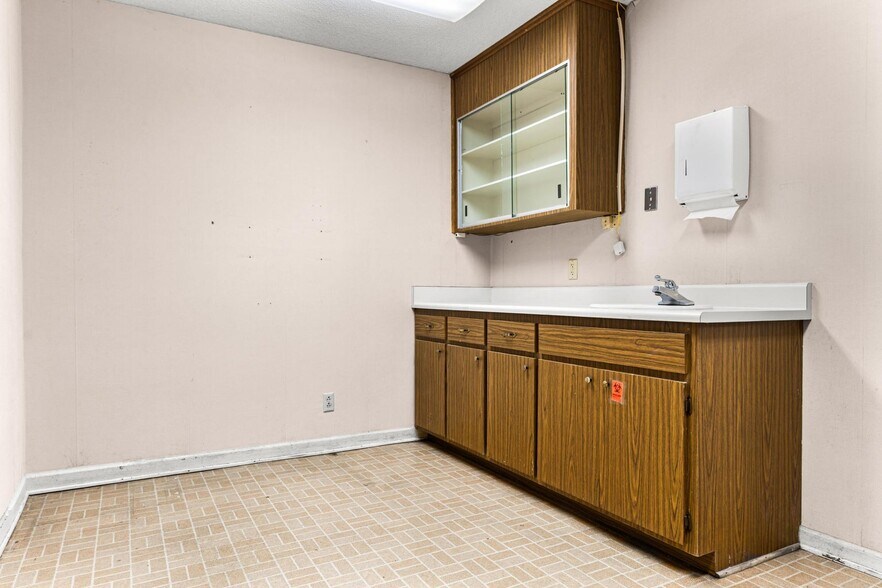 More Photos Of 450 North St, Bamberg Medical For Sale