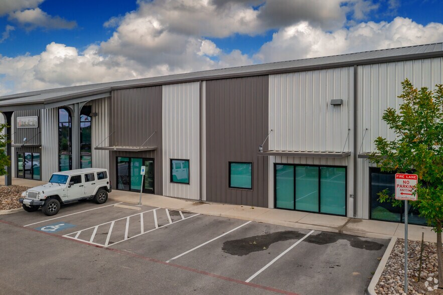 More Photos Of 15814 University Oak, San Antonio Showroom For Lease