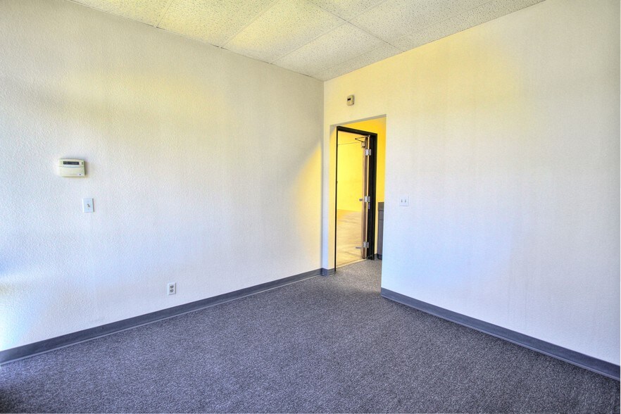 More Photos Of 1210 E Lexington Ave, Pomona Warehouse For Lease
