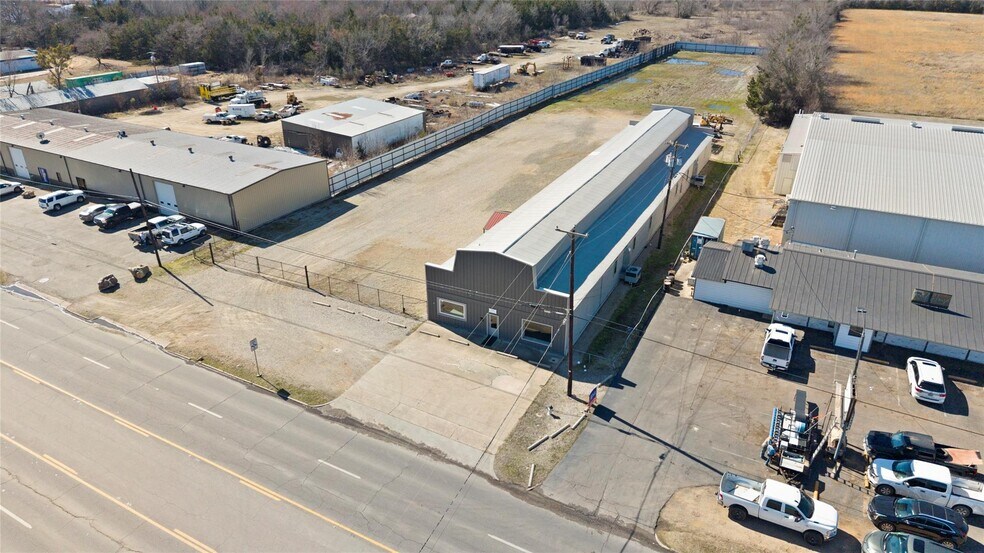 More Photos Of 2301 N Main St, Paris Freestanding For Sale