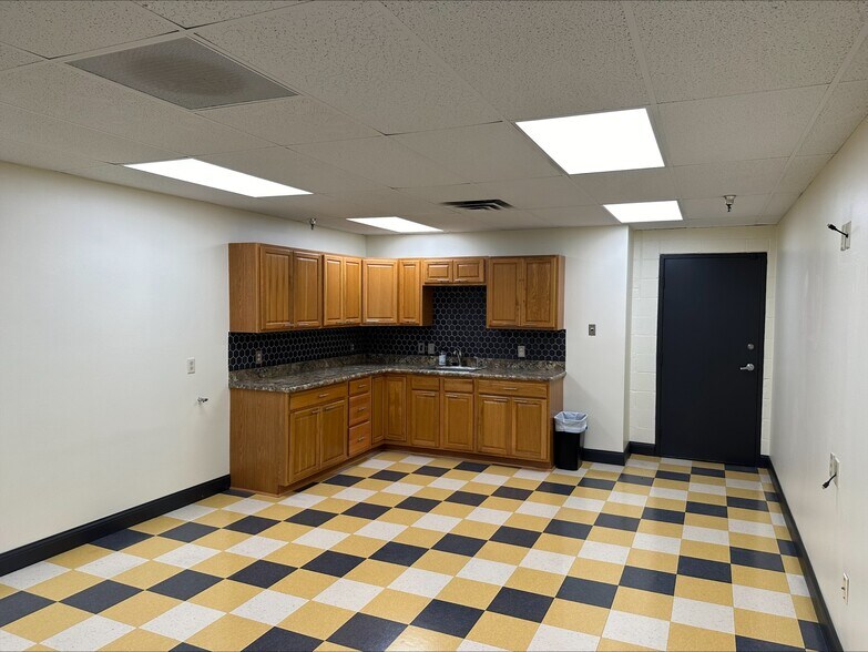 More Photos Of 175 E Broadway Ave, Westerville Warehouse For Lease