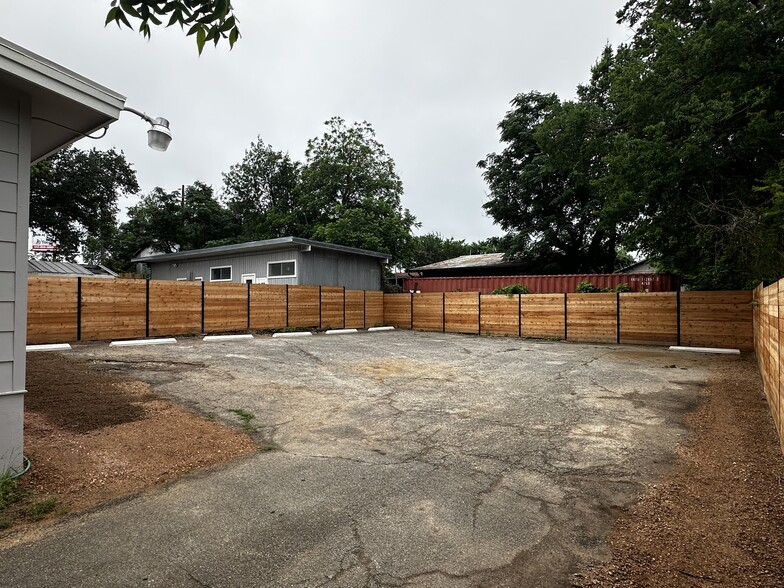 More Photos Of 2118 Oxford St, Austin Office For Lease