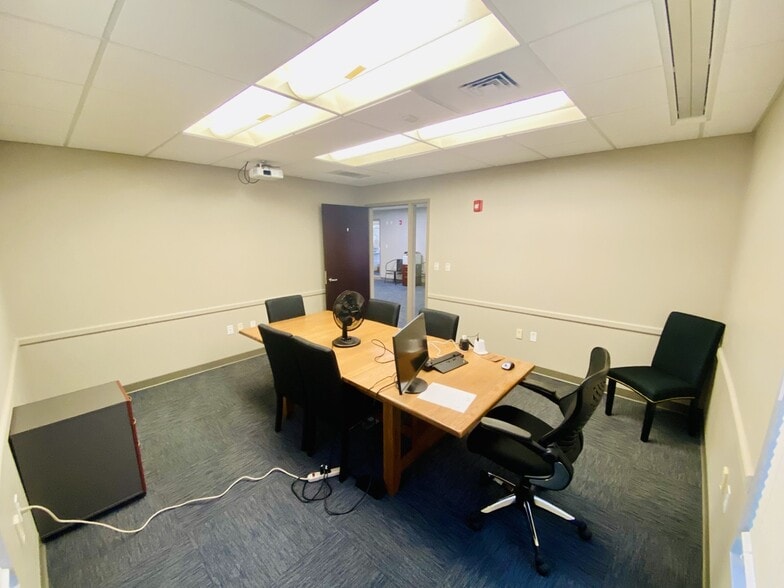 More Photos Of 1619 E Common St, New Braunfels Office For Sale