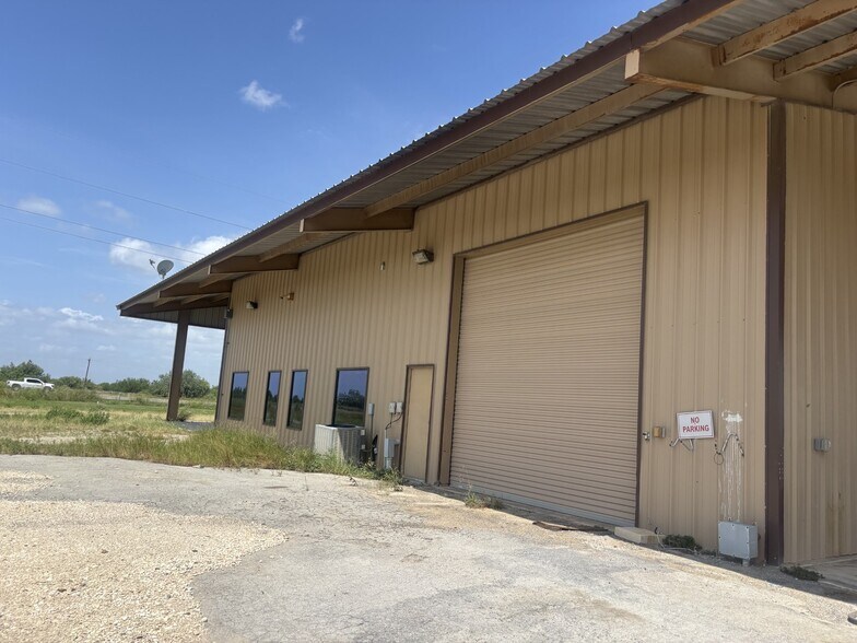 More Photos Of 94600 I-37, Pleasanton Warehouse For Lease