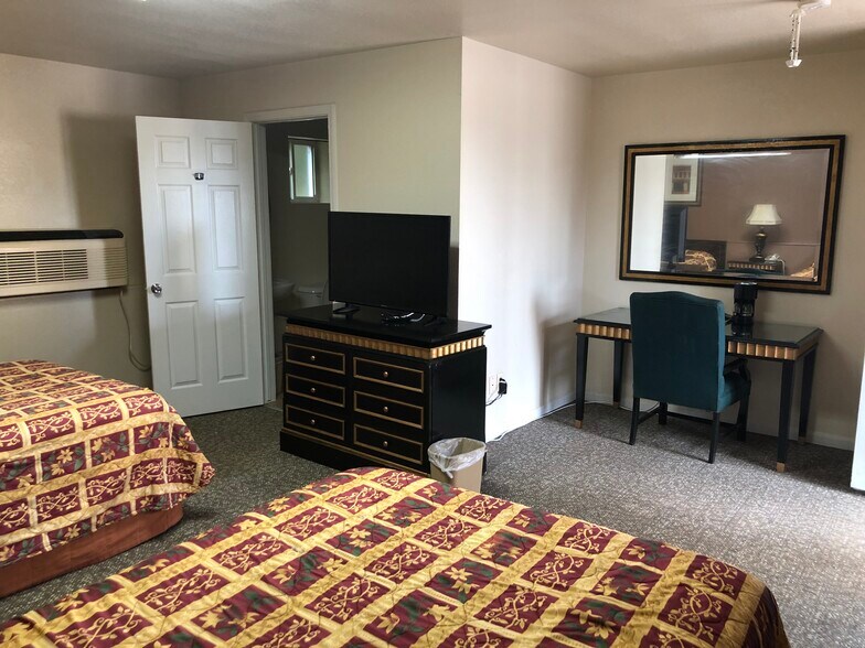 More Photos Of 820 S Washington St, Junction City Hotel For Sale