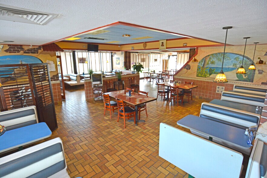 More Photos Of 101 N Us-17, Palatka Drugstore For Sale