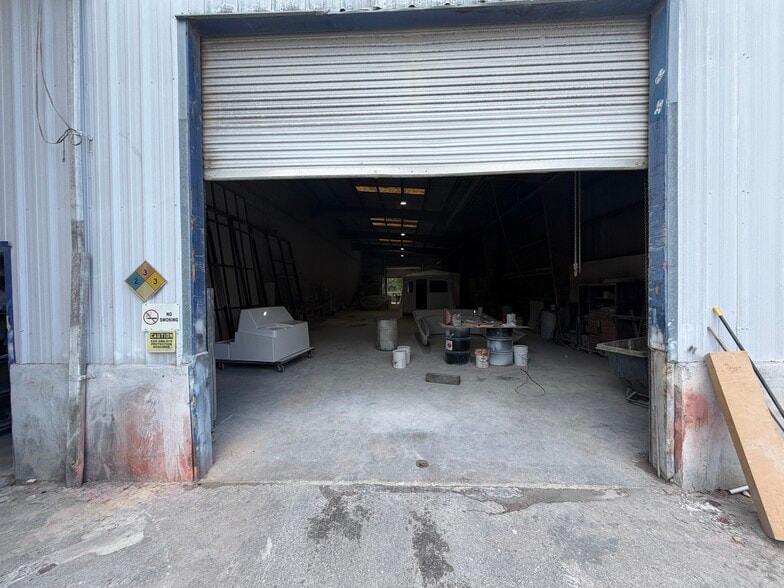 More Photos Of 4550 SE Hampton Ct, Stuart Manufacturing For Sale