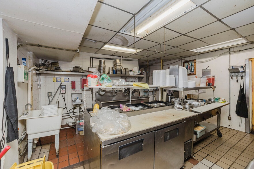 More Photos Of 503 N West St, Wichita Fast Food For Sale