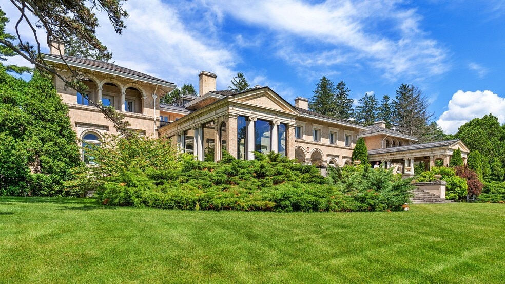 More Photos Of 11 Hawthorne Rd, Lenox Hotel For Sale