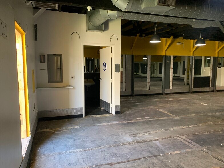 More Photos Of 2003-2011 Main St, Santa Monica Freestanding For Sale