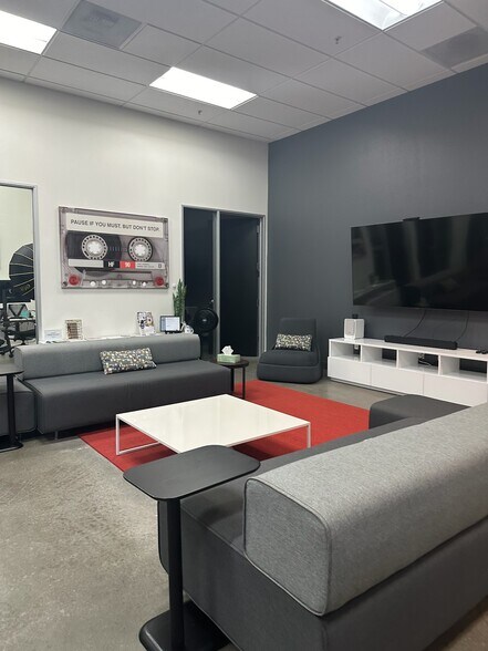 More Photos Of 9040 Brentwood Blvd, Brentwood Flex For Sale