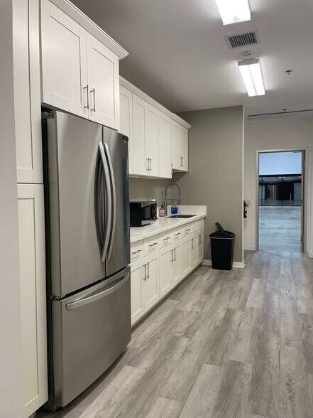 More Photos Of 18-36 Thomas, Irvine Warehouse For Lease