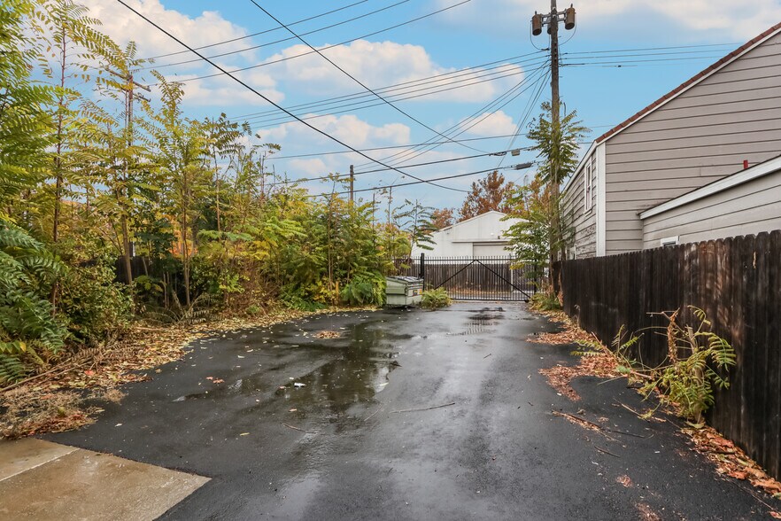 More Photos Of 1112 D St, Sacramento Showroom For Sale