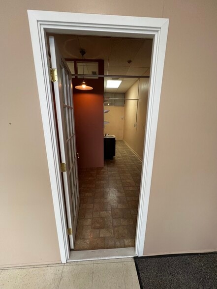 More Photos Of 548 Boul Laval, Laval General Retail For Lease