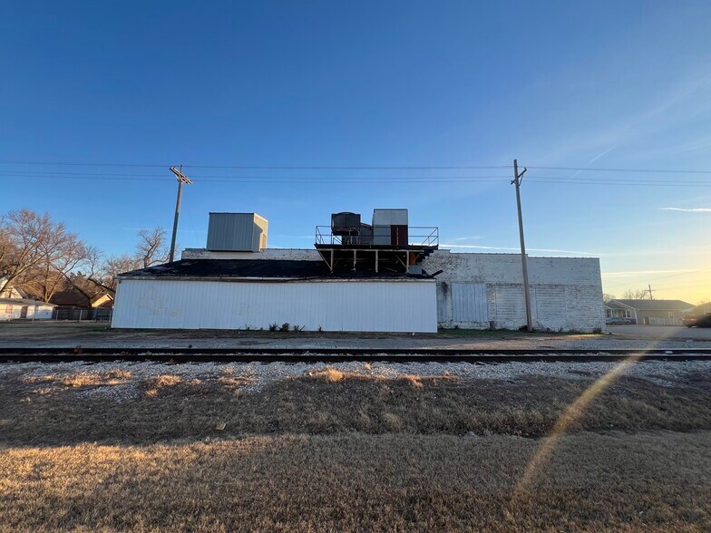 More Photos Of 310 N Oak St, Mcpherson Warehouse For Sale