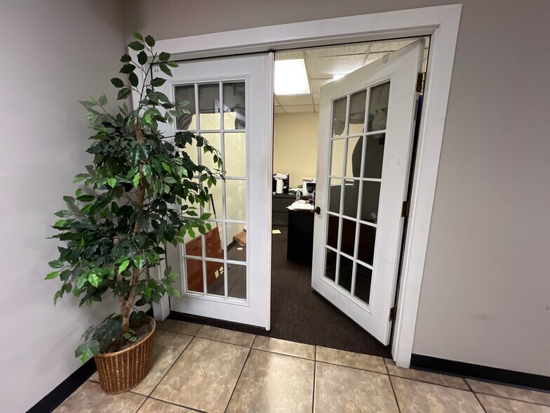 More Photos Of 105 S York St, Elmhurst Office For Lease