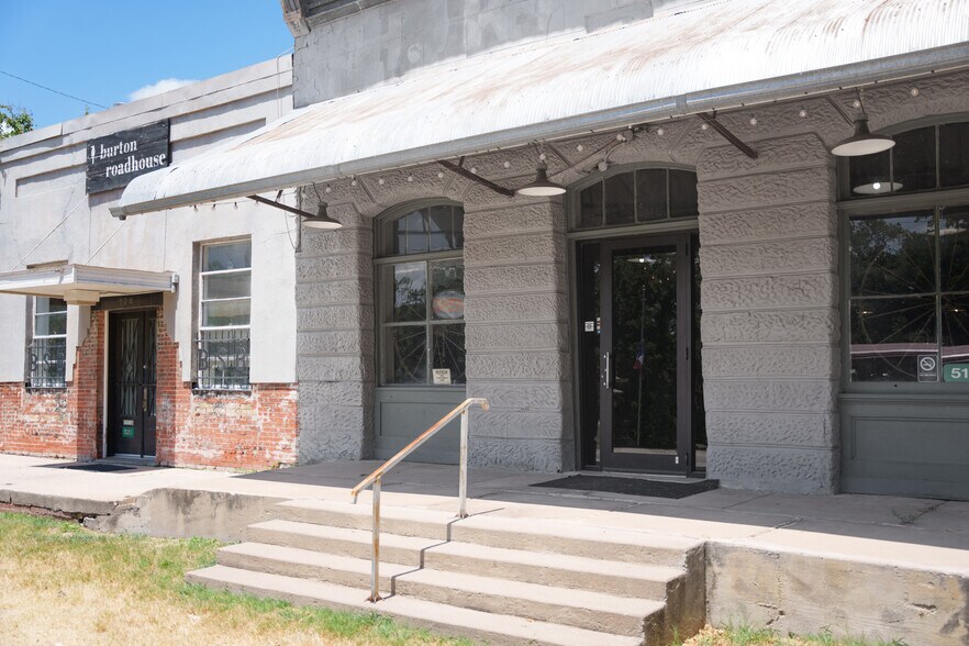 More Photos Of 514-520 N Railroad St, Burton Restaurant For Lease