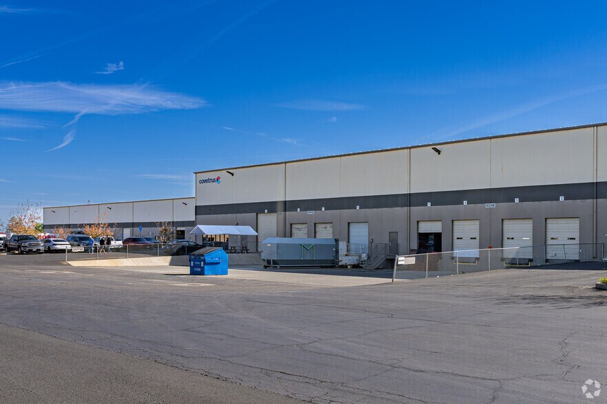 More Photos Of 7940 W Doe Ave, Visalia Distribution For Lease