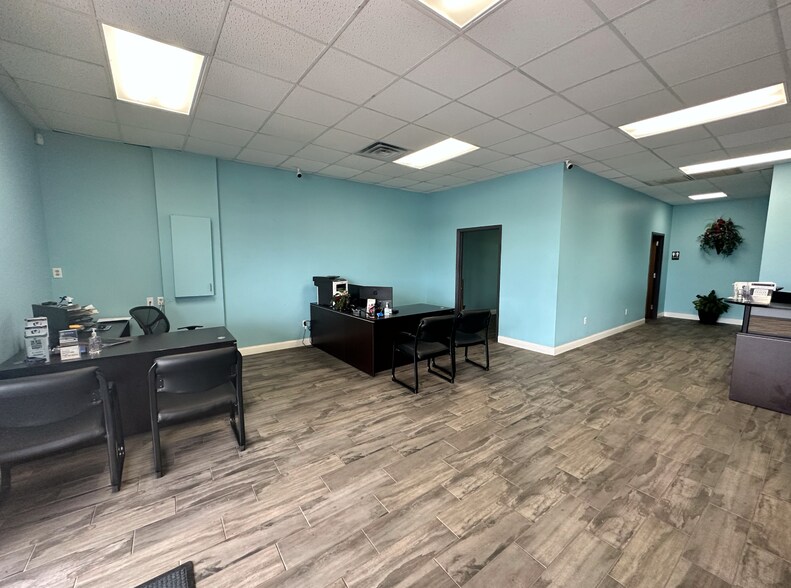 More Photos Of 617 S James Campbell Blvd, Columbia Auto Dealership For Lease
