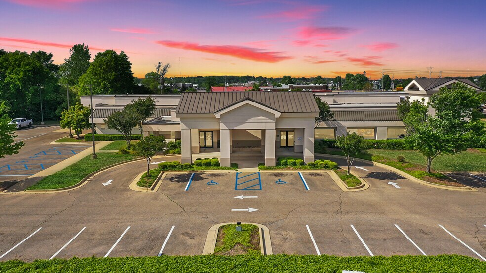 Primary Photo Of 3353 N Gloster St, Tupelo Medical For Sale